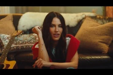 Jessica Lowndes dévoile Praying For Me, son nouveau clip 3 Jessica Lowndes Praying For Me
