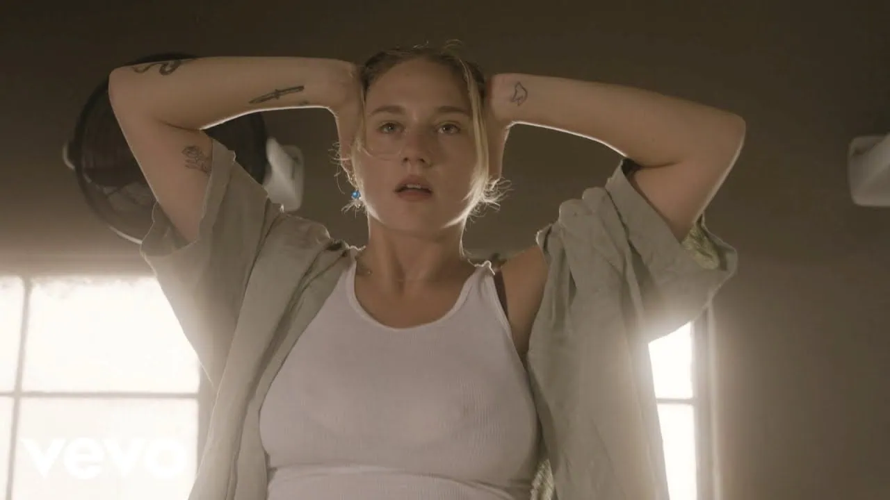 Kat Cunning dévoile le clip de Sore Thumb 4 Kat Cunning dévoile le clip de Sore Thumb