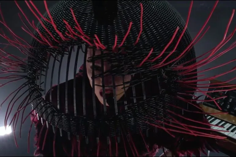 Lady Gaga dévoile Abracadabra live aux Grammys 2026 14 Lady Gaga dévoile Abracadabra live aux Grammys 2026