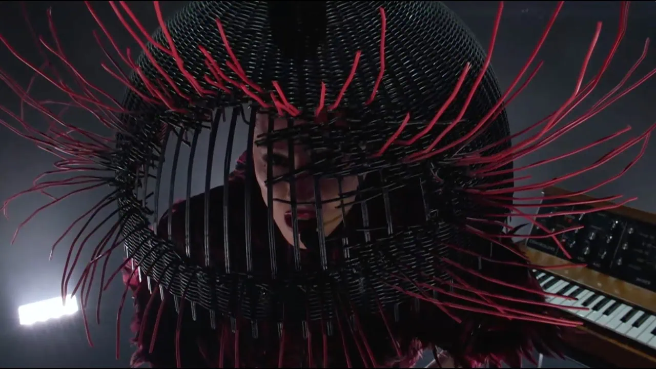 Lady Gaga dévoile Abracadabra live aux Grammys 2026 4 Lady Gaga dévoile Abracadabra live aux Grammys 2026