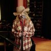 Lainey Wilson dévoile le clip de Dead End Red Dirt Road pour The Gray House