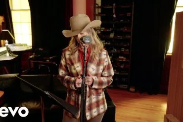 Lainey Wilson dévoile le clip de Dead End Red Dirt Road pour The Gray House 11 Lainey Wilson dévoile le clip de Dead End Red Dirt Road pour The Gray House