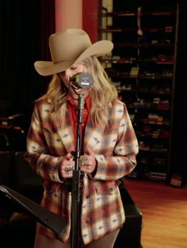 Lainey Wilson dévoile le clip de Dead End Red Dirt Road pour The Gray House 4 Lainey Wilson dévoile le clip de Dead End Red Dirt Road pour The Gray House