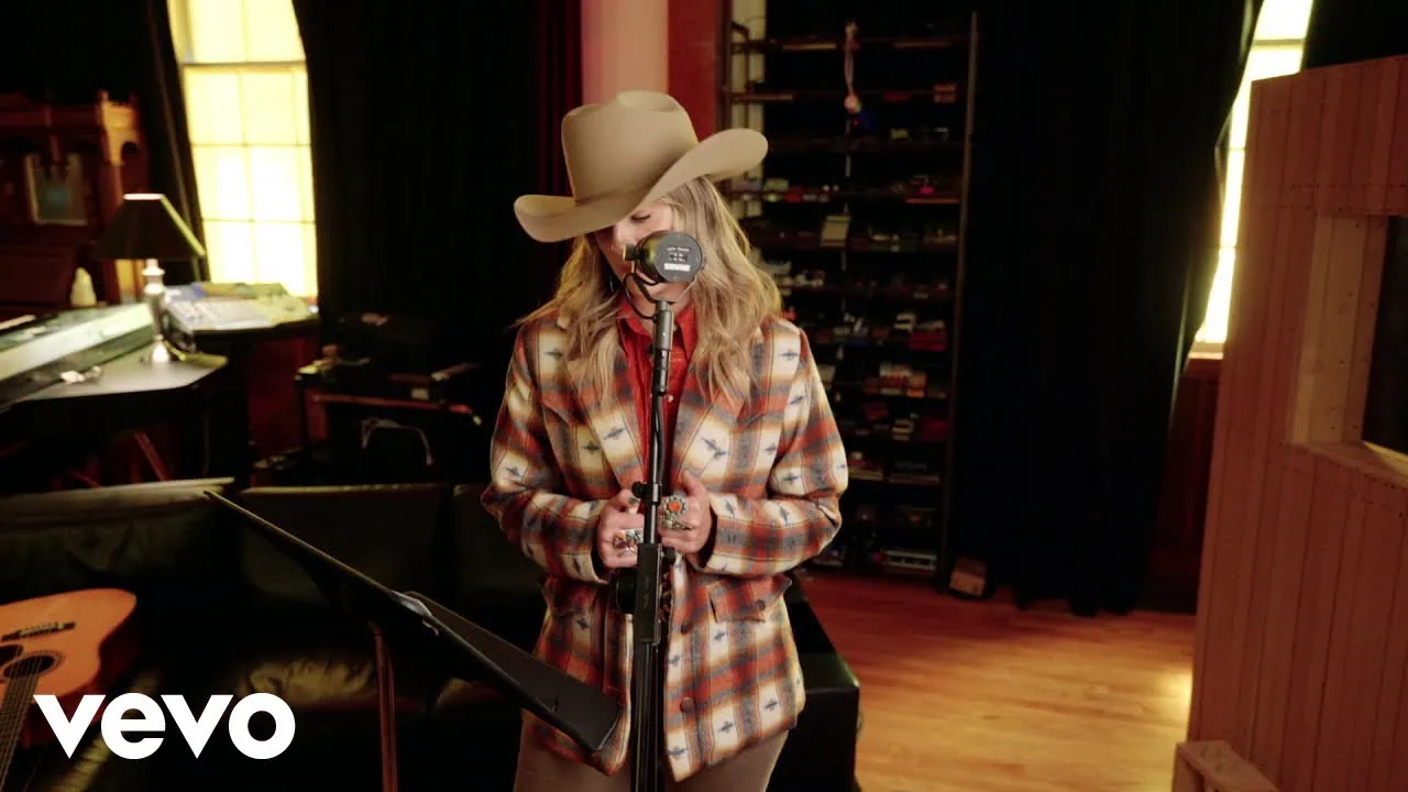 Lainey Wilson dévoile le clip de Dead End Red Dirt Road pour The Gray House 4 Lainey Wilson dévoile le clip de Dead End Red Dirt Road pour The Gray House