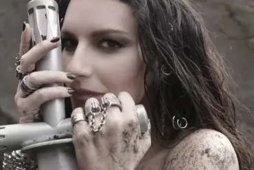 Laura Pausini dévoile FELICITÀ con Lucio Dalla, extrait d'IO CANTO 2 18 Laura Pausini dévoile FELICITÀ con Lucio Dalla, extrait d'IO CANTO 2