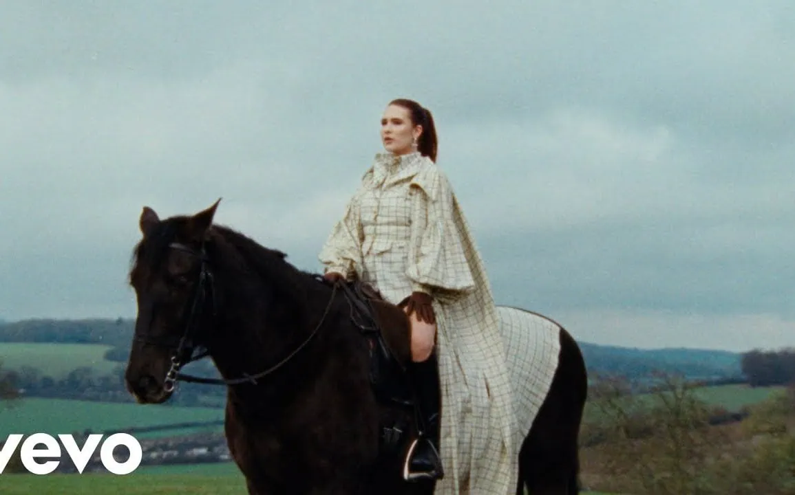 Mimi Webb sort Ends In Y, extrait de Confessions 1 Mimi Webb sort Ends In Y, extrait de Confessions