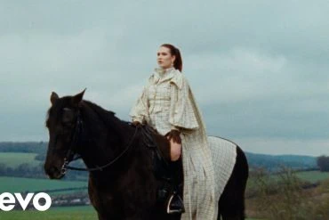 Mimi Webb sort Ends In Y, extrait de Confessions 18 Mimi Webb sort Ends In Y, extrait de Confessions