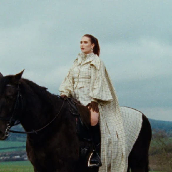 Mimi Webb sort Ends In Y, extrait de Confessions 2 Mimi Webb sort Ends In Y, extrait de Confessions