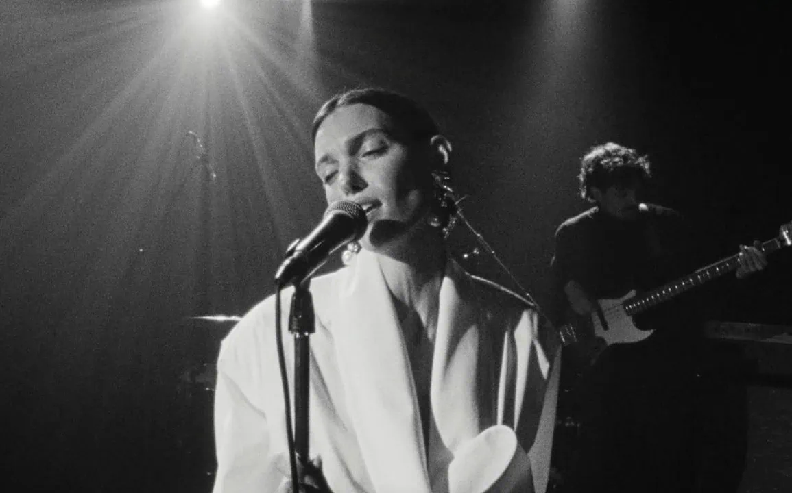 Charlotte Cardin dévoile The Way We Touch, nouveau clip sensuel 1 Charlotte Cardin dévoile The Way We Touch, nouveau clip sensuel