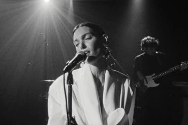 Charlotte Cardin dévoile The Way We Touch, nouveau clip sensuel 16 Charlotte Cardin dévoile The Way We Touch, nouveau clip sensuel