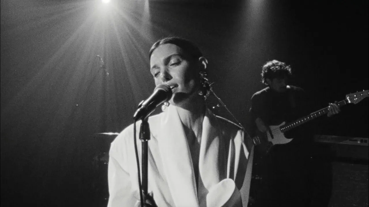 Charlotte Cardin dévoile The Way We Touch, nouveau clip sensuel 4 Charlotte Cardin dévoile The Way We Touch, nouveau clip sensuel