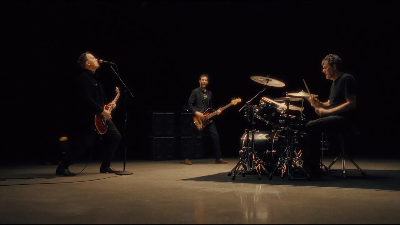 Dogstar dévoile All In Now, extrait de Somewhere Between the Power Lines and Palm Trees avec Keanu Reeves 4 Dogstar dévoile All In Now, extrait de Somewhere Between the Power Lines and Palm Trees avec Keanu Reeves