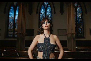 EMELINE dévoile Against The Gates, extrait d'Emotional Virgin