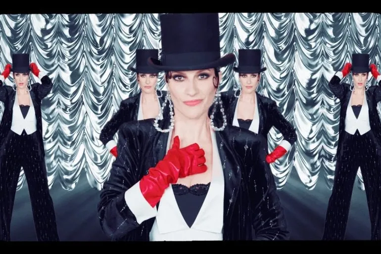 Laura Pausini dévoile ¿PORQUÉ TE VAS?, extrait de Yo Canto 2 14 Laura Pausini dévoile ¿PORQUÉ TE VAS?, extrait de Yo Canto 2