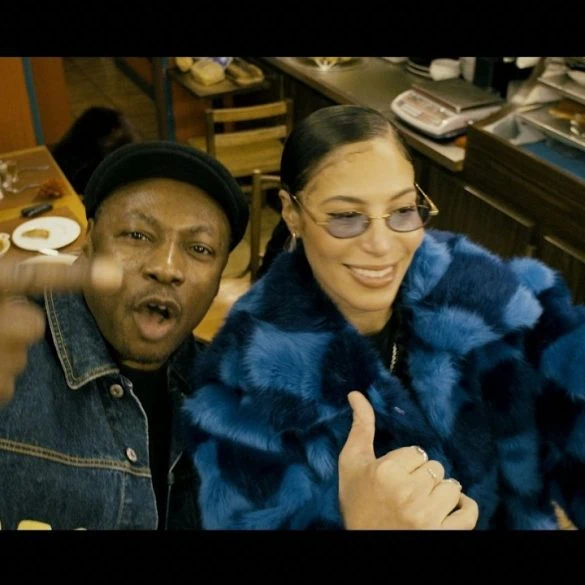 Zaho dévoile Comme Caroline ft. MC Solaar, extrait de Versatile 2 Zaho dévoile Comme Caroline ft. MC Solaar, extrait de Versatile