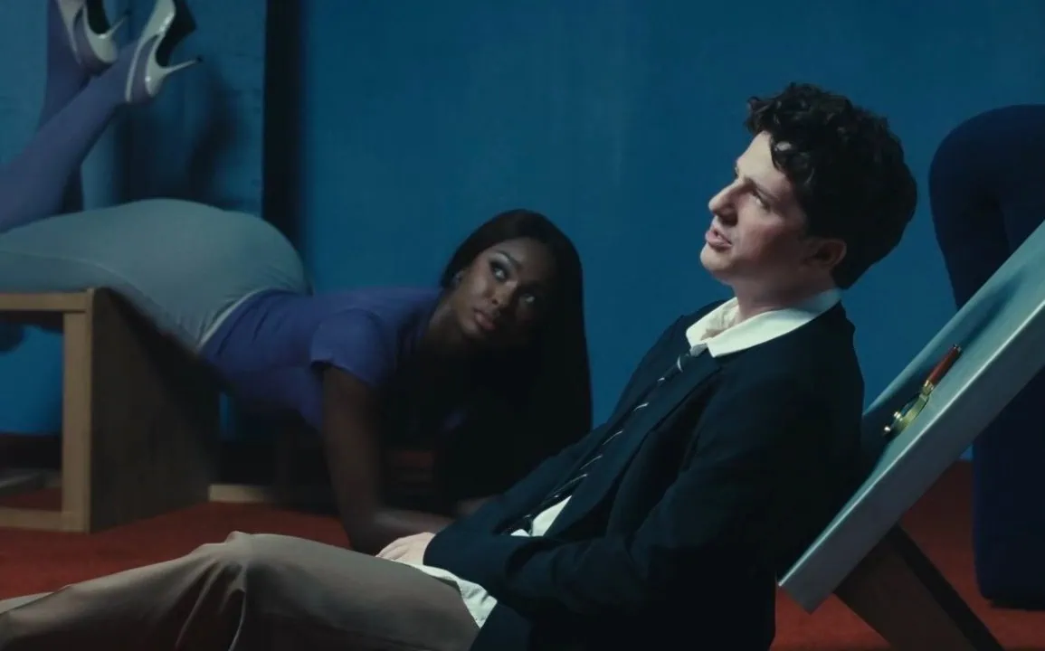 Charlie Puth dévoile le clip de Sideways avec Coco Jones, extrait de Whatever's Clever! 1 Charlie Puth dévoile le clip de Sideways avec Coco Jones, extrait de Whatever's Clever!