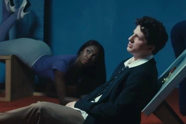 Charlie Puth dévoile le clip de Sideways avec Coco Jones, extrait de Whatever's Clever! 13 Charlie Puth dévoile le clip de Sideways avec Coco Jones, extrait de Whatever's Clever!