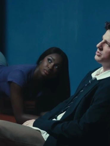 Charlie Puth dévoile le clip de Sideways avec Coco Jones, extrait de Whatever's Clever! 20 Charlie Puth dévoile le clip de Sideways avec Coco Jones, extrait de Whatever's Clever!