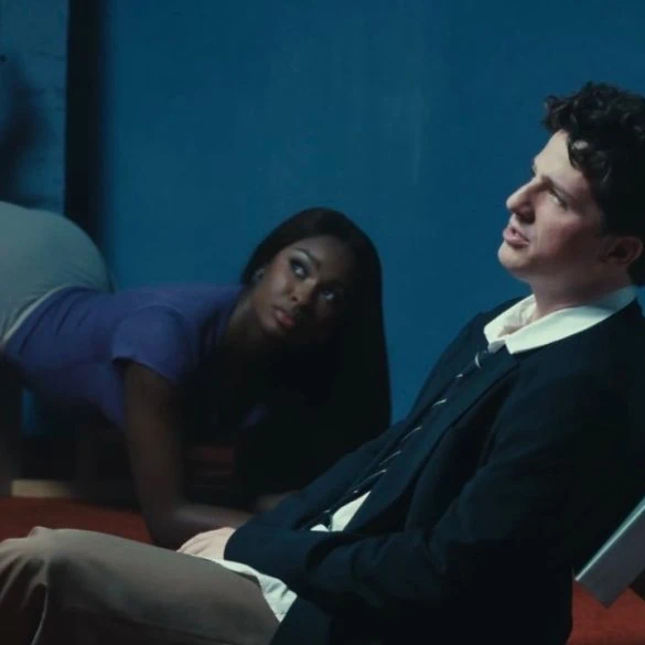 Charlie Puth dévoile le clip de Sideways avec Coco Jones, extrait de Whatever's Clever! 2 Charlie Puth dévoile le clip de Sideways avec Coco Jones, extrait de Whatever's Clever!