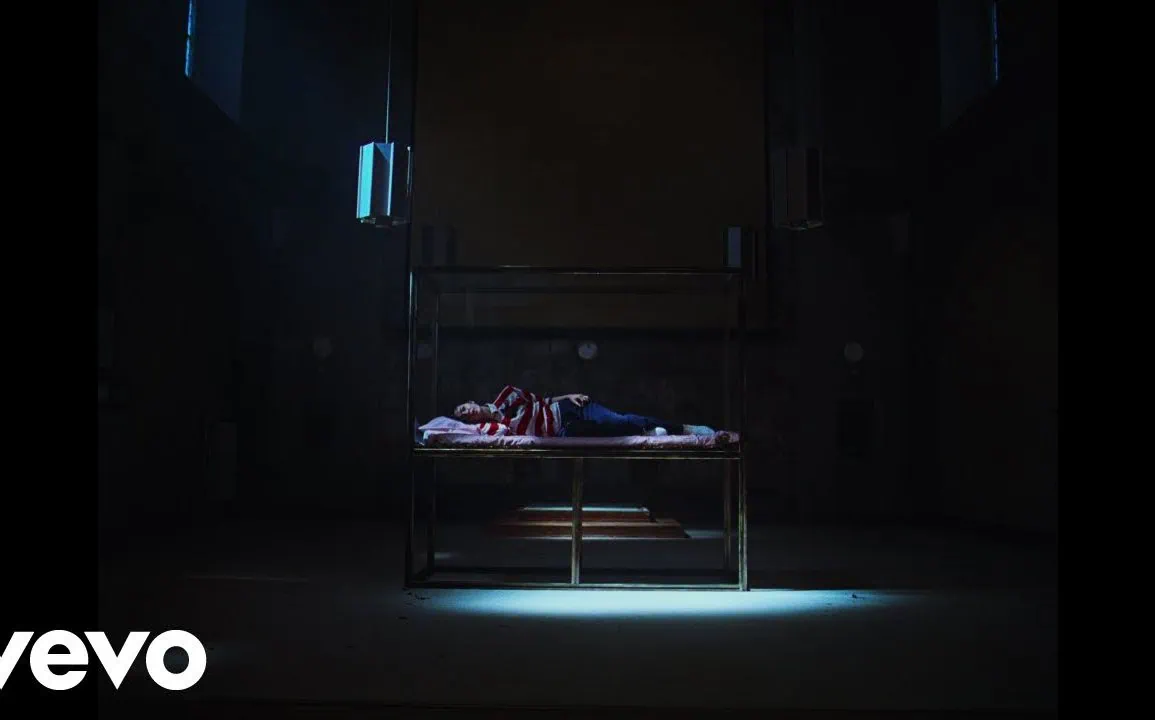 Gracie Abrams sort le clip de Hit the Wall, extrait de Daughter from Hell 1 Gracie Abrams sort le clip de Hit the Wall, extrait de Daughter from Hell