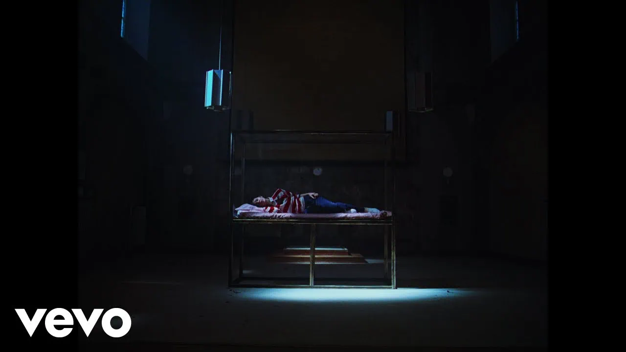 Gracie Abrams sort le clip de Hit the Wall, extrait de Daughter from Hell 3 Gracie Abrams sort le clip de Hit the Wall, extrait de Daughter from Hell