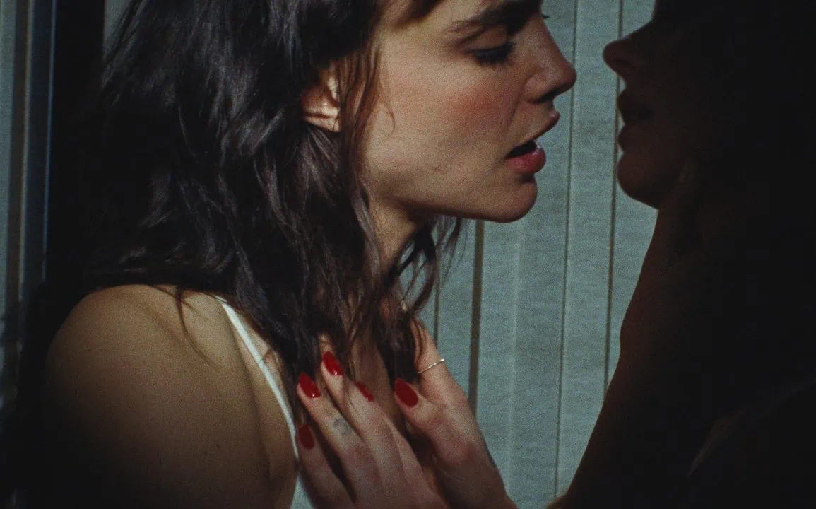 Cara Delevingne a sorti Crazy, Baby 1 Miniature du clip de Cara Delevingne - Crazy, Baby