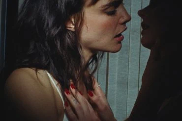 Cara Delevingne a sorti Crazy, Baby 18 Miniature du clip de Cara Delevingne - Crazy, Baby