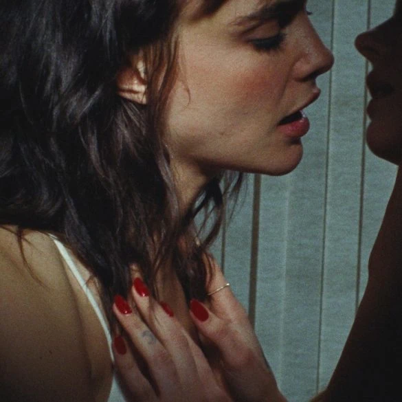 Cara Delevingne a sorti Crazy, Baby 2 Miniature du clip de Cara Delevingne - Crazy, Baby