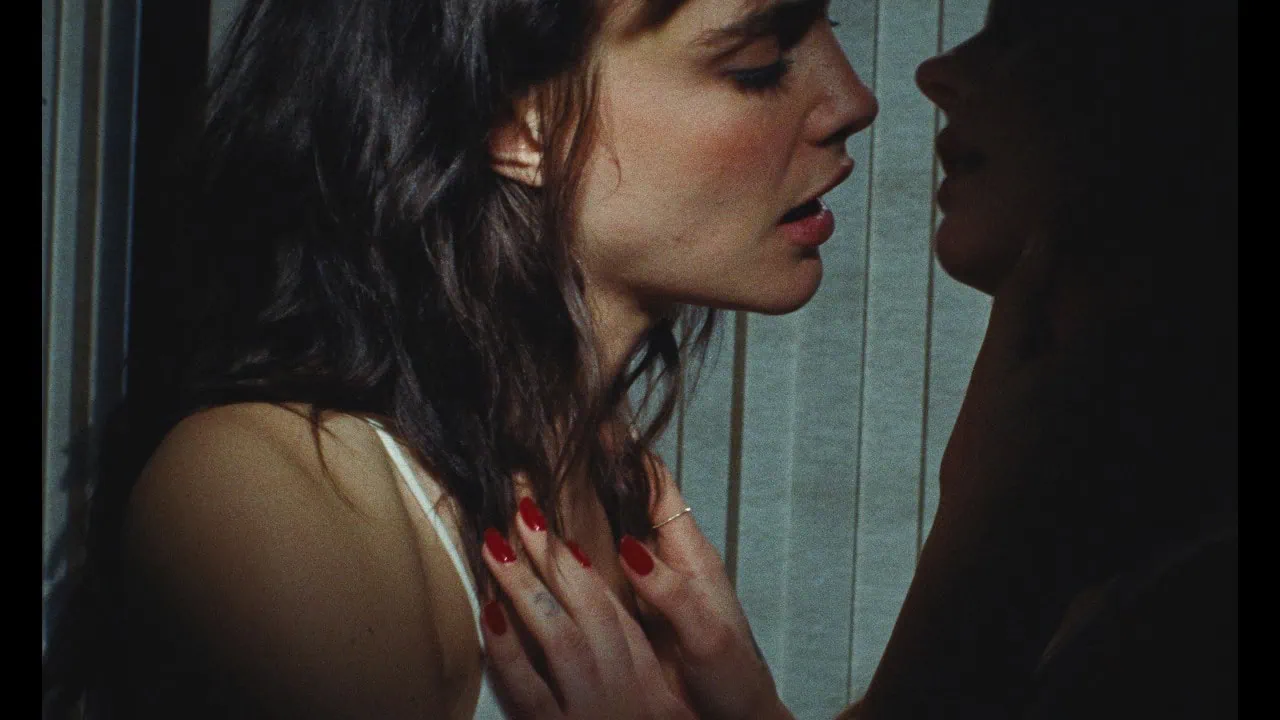 Cara Delevingne a sorti Crazy, Baby 3 Miniature du clip de Cara Delevingne - Crazy, Baby