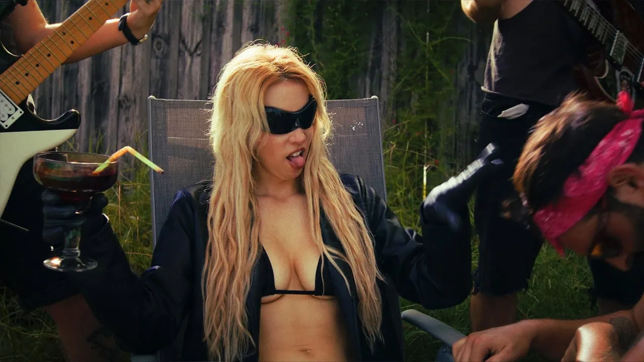 BRAT a publié le clip de Spit On His Grave le 26 octobre 3 Miniature du clip de BRAT - Spit On His Grave