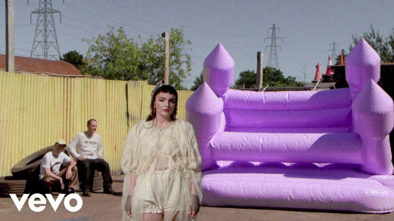 Chvrches a publié le clip d’Overthinker 3 Miniature du clip de Chvrches - OVERTHINKER