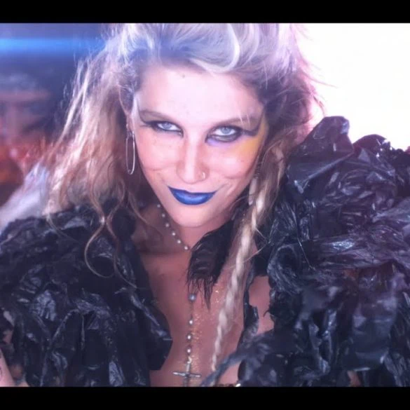 Kesha a sorti le clip de Backstabber