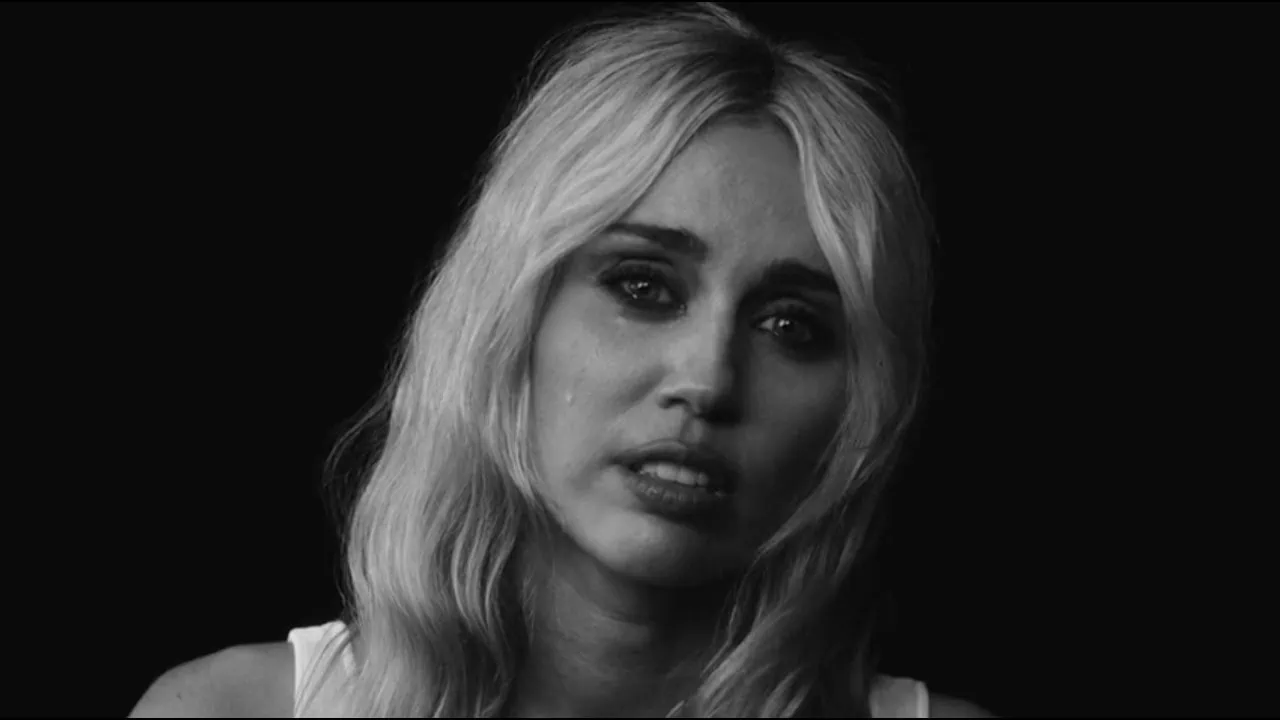 Miley a publié le clip d’Orbit le 19 octobre 3 Miniature du clip de Miley - Orbit